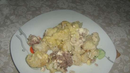 Minute dish of cauliflower with minced meat and cheese in a pressure cooker Polaris 0305