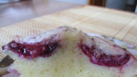 Pastel de ciruelas con relleno de crema agria