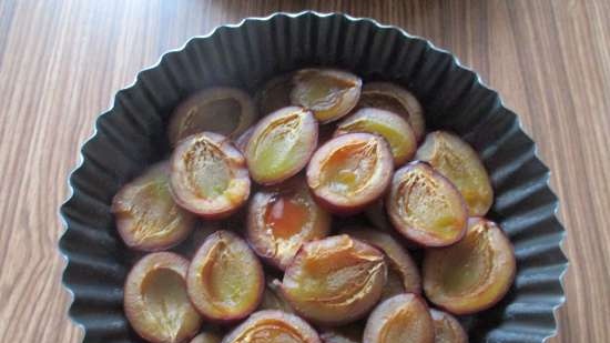 Pastel de ciruelas con relleno de crema agria