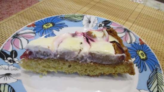 Torta di prugne con ripieno di panna acida