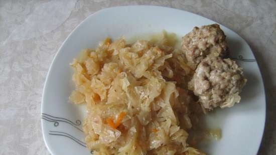 Sauerkraut bigos na may mga bola-bola sa isang multicooker Bork U700