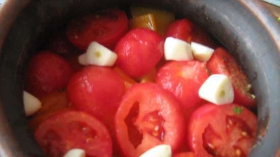 Pentola di carne e verdure con brodo