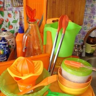 El sueño de Maniac. Cocina en colores verde claro y naranja.