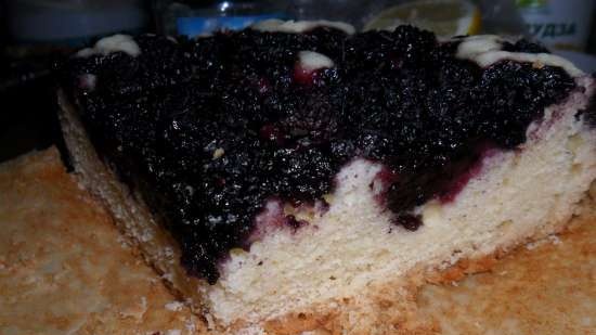 Torta con frutti di bosco (impasto con maionese) in una pentola a cottura lenta