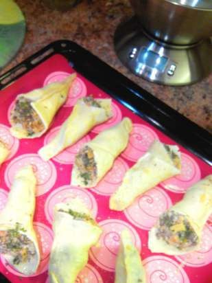 Puff pastry buns stuffed with chicken hearts and mussels with cheese