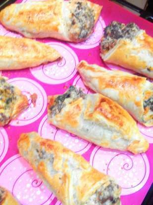 Puff pastry buns stuffed with chicken hearts and mussels with cheese