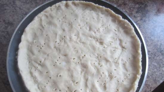 Shortcrust tart with curd and cheese filling, tomatoes and basil