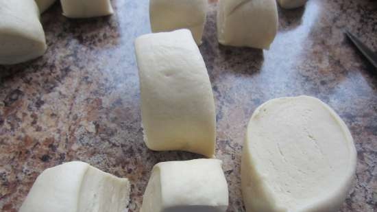 Pane di scimmia con salsa toffee, noci e frutta secca