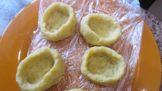 Aringhe sotto una pelliccia in barchette di patate