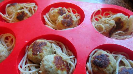 Muffins Swallow's nest or uncommon pasta, cutlet and cheese