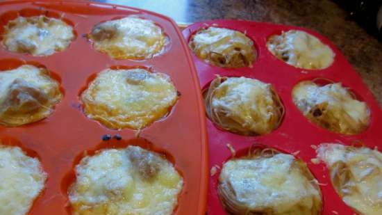 Muffins Swallow's nest or uncommon pasta, cutlet and cheese