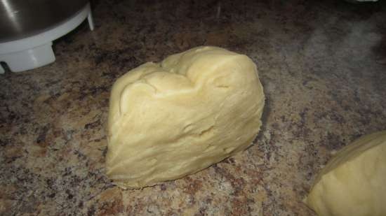 Pie (roll) from yeast-free dough in cabbage brine