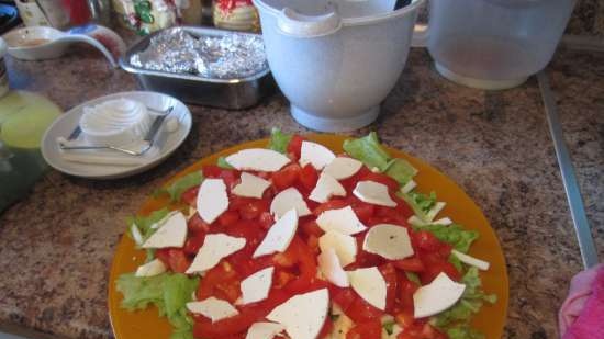 Insalata di cozze affumicate e formaggio Fette di verdure cagliata