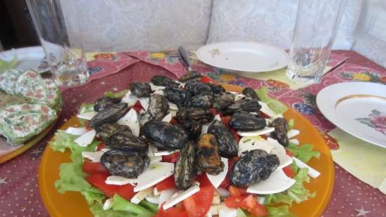 Insalata di cozze affumicate e formaggio Fette di verdure cagliata