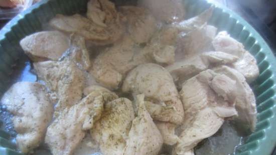 Naglutong paminta at adobo na kamatis na katas na sopas na may pritong manok