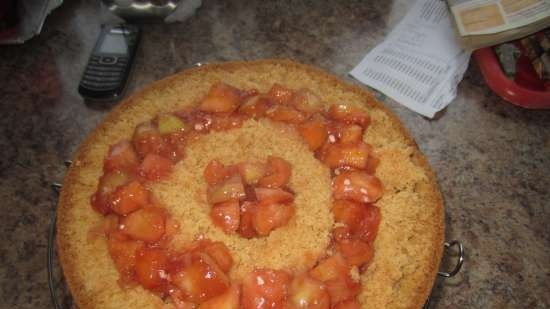 Torta di gelatina (torta) con ripieno di frutta e crema