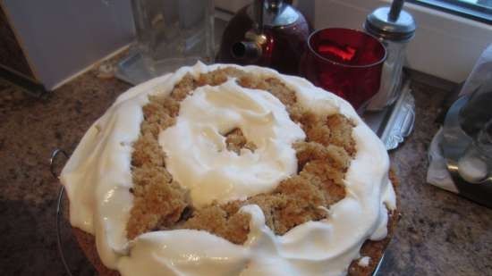 Torta di gelatina (torta) con ripieno di frutta e crema