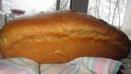 Pane alle carote con latte cotto in una macchina per il pane