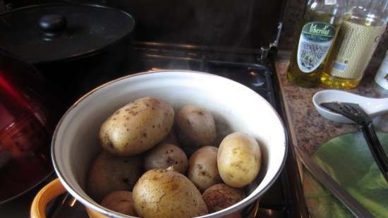 Pinunan ang mga patong na patatas na may sarsa ng kabute