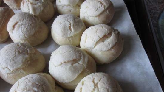 Tortas shu con natillas y crema de frutos rojos