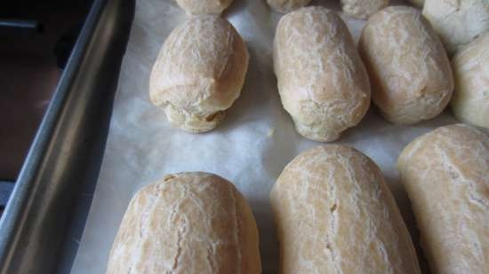 Eclairs con crema de camarones y tartar de melocotón con pepino