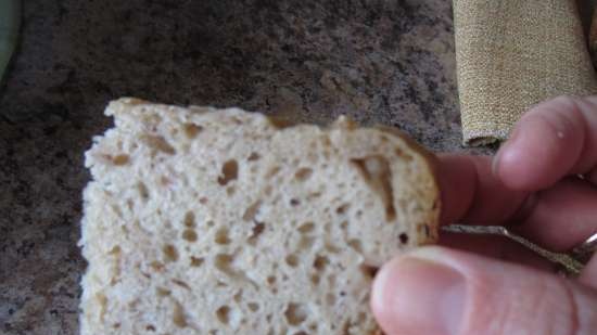 Pane di grano con farina di farro su lievito naturale di segale con porridge di cereali (al forno)