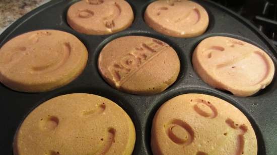 Cupcakes rosas alegres "El amor es ..." con helado de coco y cerezas