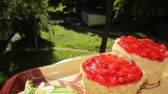 Sandwich cu orez de cocos și piureuri de căpșuni