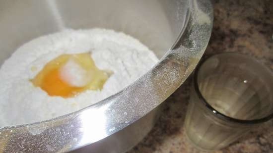 Gnocchi con patate e ciccioli in una macchina per gnocchi Tupperware (master class)