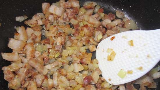 Gnocchi con patate e ciccioli in una macchina per gnocchi Tupperware (master class)