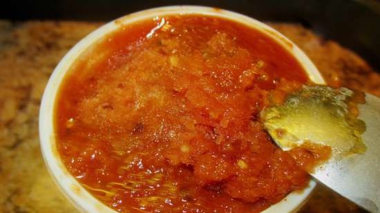 Spicy gazpacho na may maanghang na sorbetes at gulay na tartare