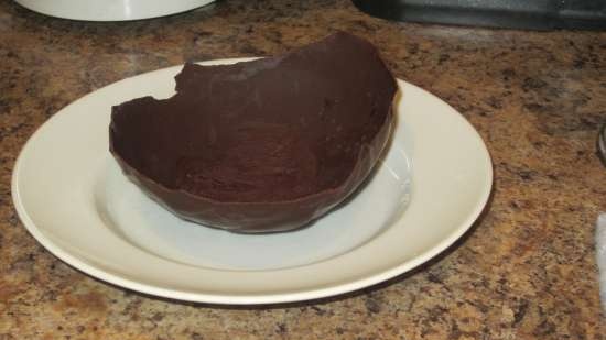 Sopa de arándanos en un plato de chocolate