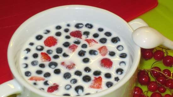 Leche con arándanos y fresas