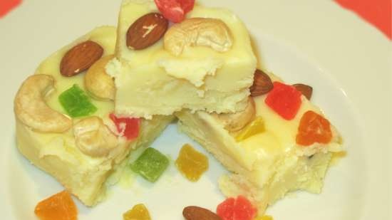 Burfi-dessert met zure room (of room- of cakevorm)