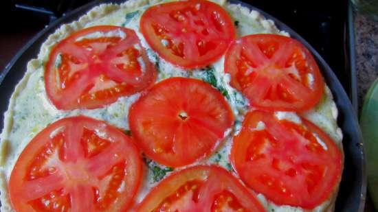 Torta di pasta frolla con ripieno di ricotta e formaggio, pomodori e basilico