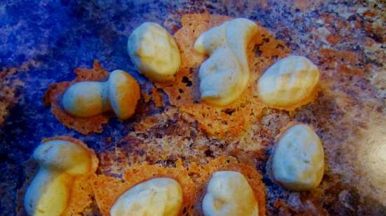 Noci, scoiattoli, funghi di pasta croccante con latte condensato bollito, patatine di farina d'avena e noci