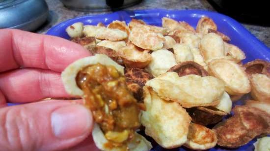 Frutos secos, ardillas, champiñones de masa crujiente con leche condensada hervida, patatas fritas de avena y frutos secos