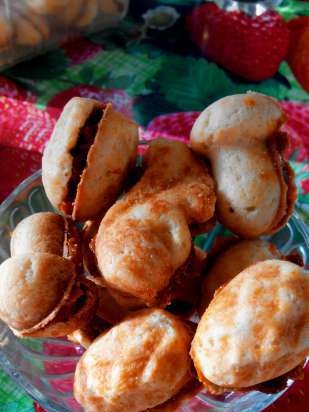 Frutos secos, ardillas, champiñones de masa crujiente con leche condensada hervida, patatas fritas de avena y frutos secos