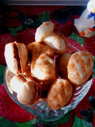 Frutos secos, ardillas, champiñones de masa crujiente con leche condensada hervida, patatas fritas de avena y frutos secos