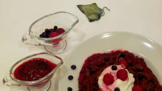 Fideos de chocolate con salsa de frutos rojos