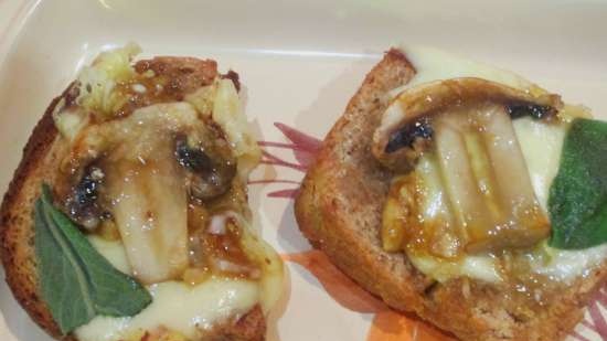 Sandwiches with mushrooms, cheese and sage in garlic sauce (sandwich maker or contact grill)