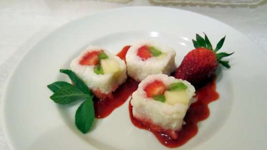 Involtini di riso con ripieno di frutta e salsa ai frutti di bosco