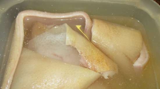 Ham met varkenshuid in de Belobok-hammaker zonder nitrietzout