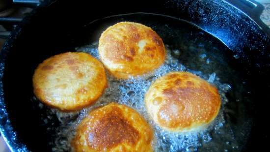 Empanadas fritas con tomate y queso