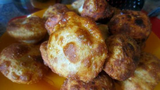 Empanadas fritas con tomate y queso