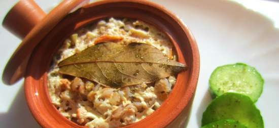 Grano saraceno con pollo in una pentola