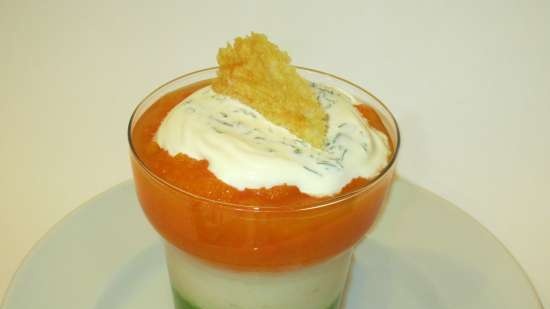 Sopa de crema “Aroma Multicolor” con helado y chips de queso. Hierbas y verduras