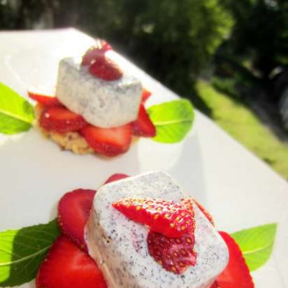 Lazy Stollen cakes with strawberries and poppy seed mousse