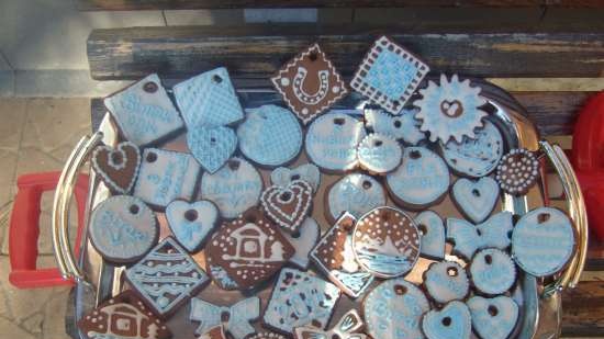 We decorate gingerbread cookies, cookies