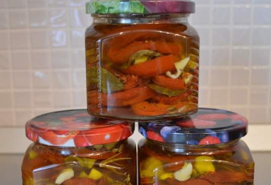 Zongedroogde tomaten in de oven in geurige olie (koken en inblikken)